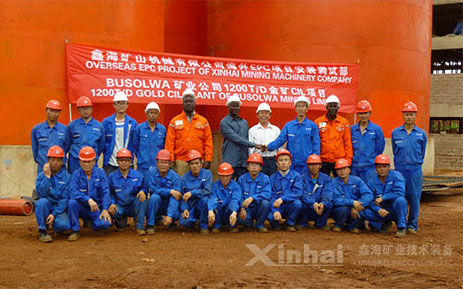 鑫海礦裝坦桑尼亞1200t/d金礦選礦廠項(xiàng)目現(xiàn)場(chǎng)工作人員與客戶合影